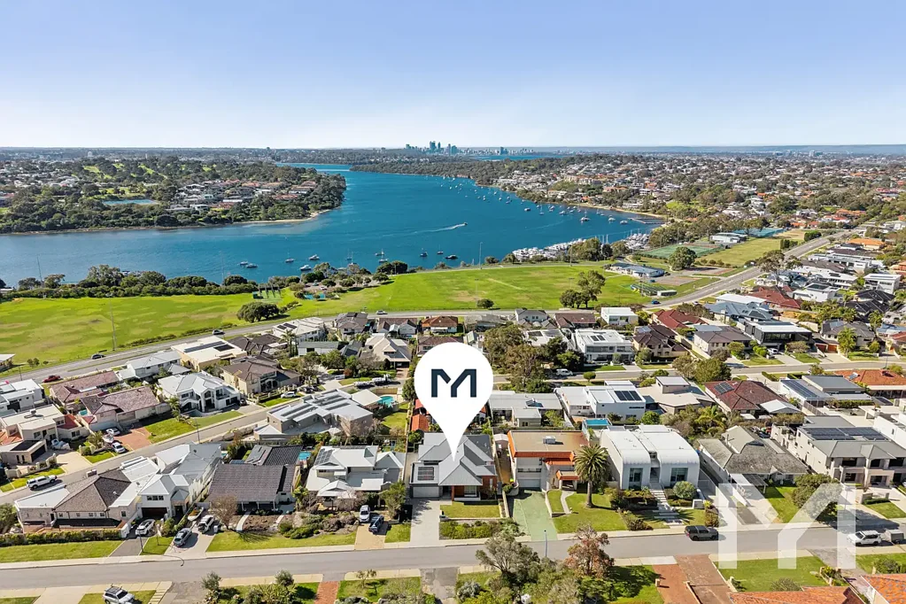 East Fremantle 4房  You're Invited to... Elevated Luxury with Sweeping River & City Views