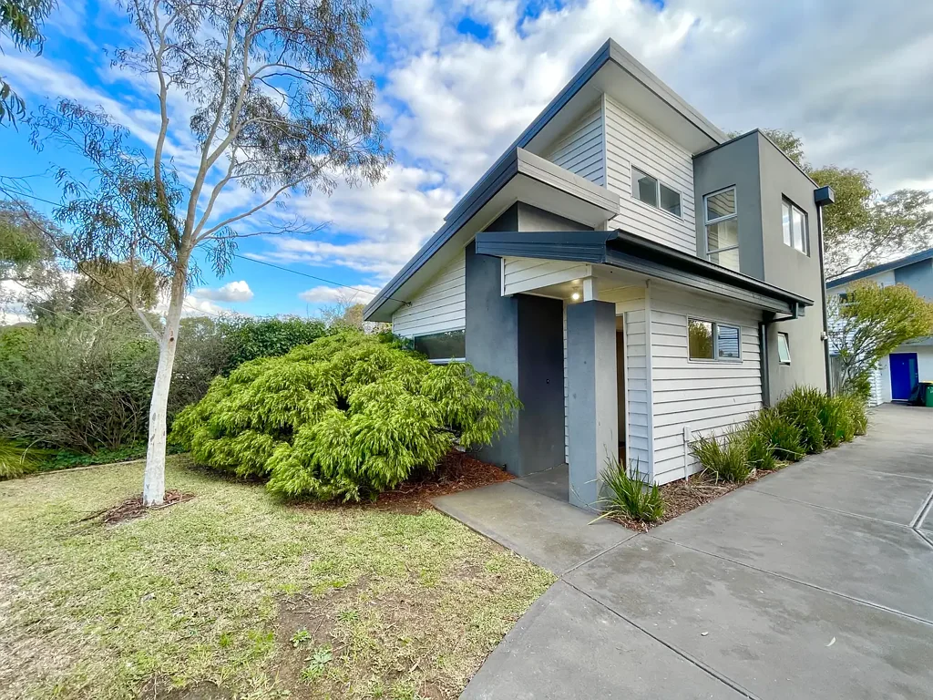 MODERN STYLISH 2 BEDROOM TOWNHOUSE