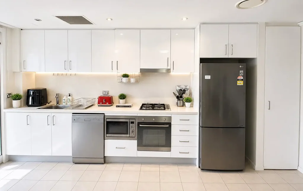 Modern 1 Bedroom, 1 Bathroom, Internal Laundry, Parking, Storage Cage, AC, North-Facing Covered Balcony.