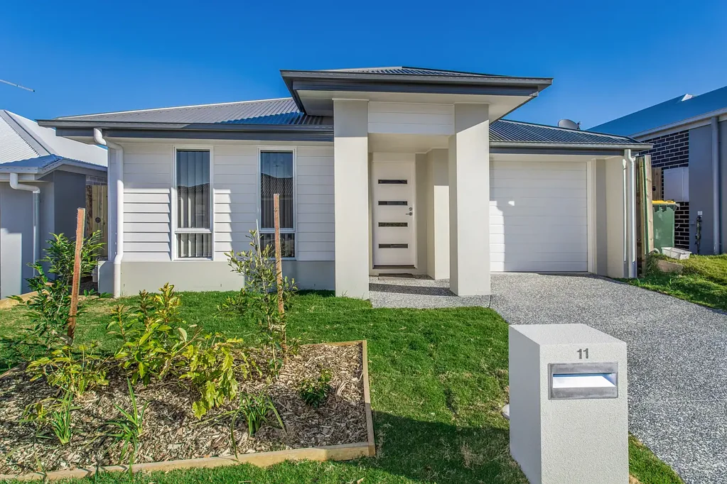 Low Maintenace home in Griffin with lock up garage.