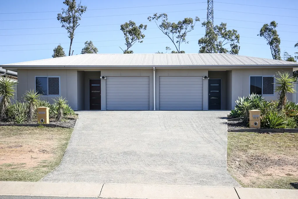 Moranbah 6 Slaapkamer 2 DUPLEXES UNDER ONE TITLE! AN INVESTORS DREAM OR LIVE IN ONE AND RENT THE OTHER! GREAT RETURNS