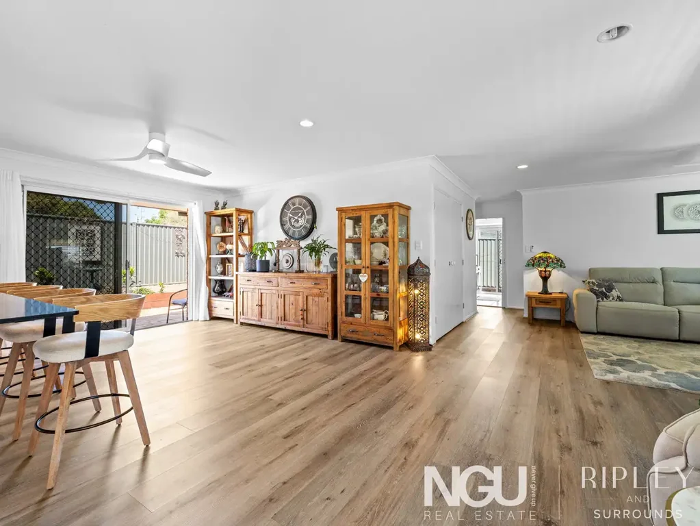 Flinders View 5房  一座为现代生活设计的大家庭住宅，带有后院通道  A Grand Family Home Designed for Modern Living with Rear Yard Access