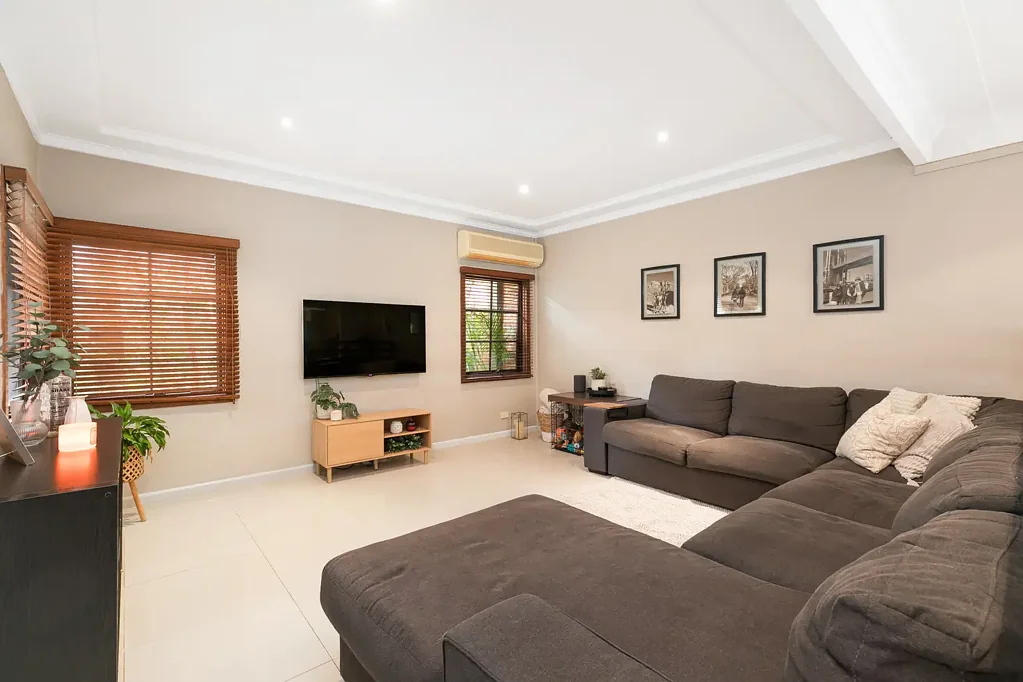 Caringbah South 3房 宽敞平地651sqm DA Duplex 现代石材厨房 盐水泳池 火坑区 邻学校商店 海滩近享 Effortless Family Living & Entertaining