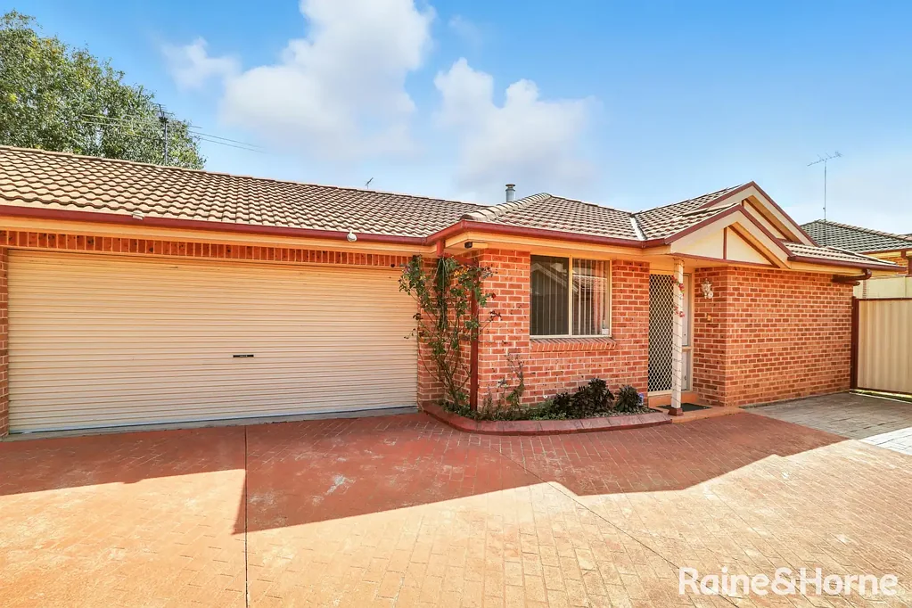 Kingswood 3 Bedroom Low-Maintenance Living in Prime Kingswood Location!