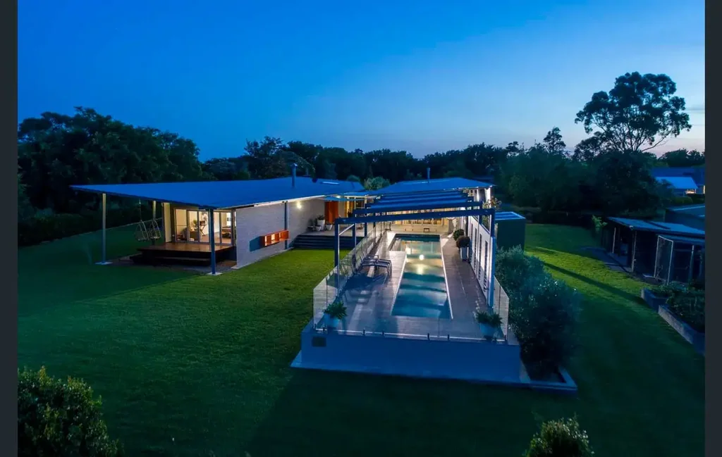 Beautifully designed masterpiece, fully furnished!