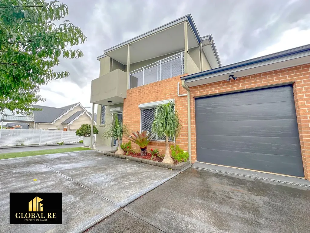 Prime Location - Walk To Shops And Restaurants