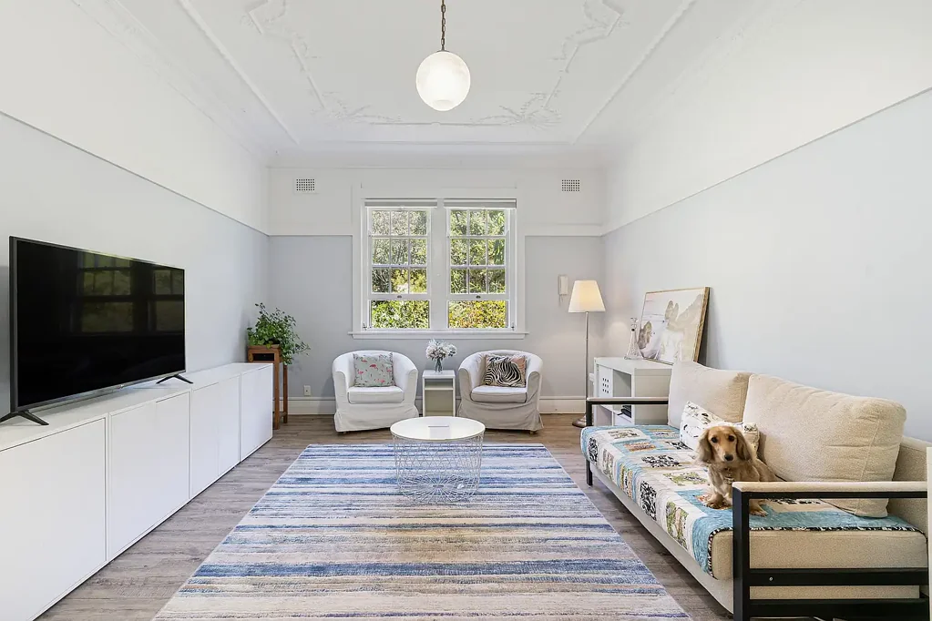 Randwick 2房 Art Deco经典建筑 高级装饰天花板 铅玻璃遍布 背景绿树成荫保留地 灵活改造空间 宠物友好 双入口 Currently configured as a one bedroom plus study, this 90sqm art deco layout lends itself perfectly to an effortless two-bedroom conversion