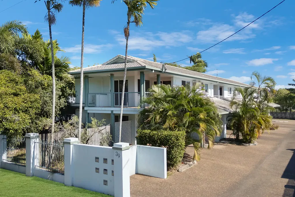 Rosslea 2 Bedroom Well-Presented Townhouse Opposite the Golf Course – Nest or Invest
