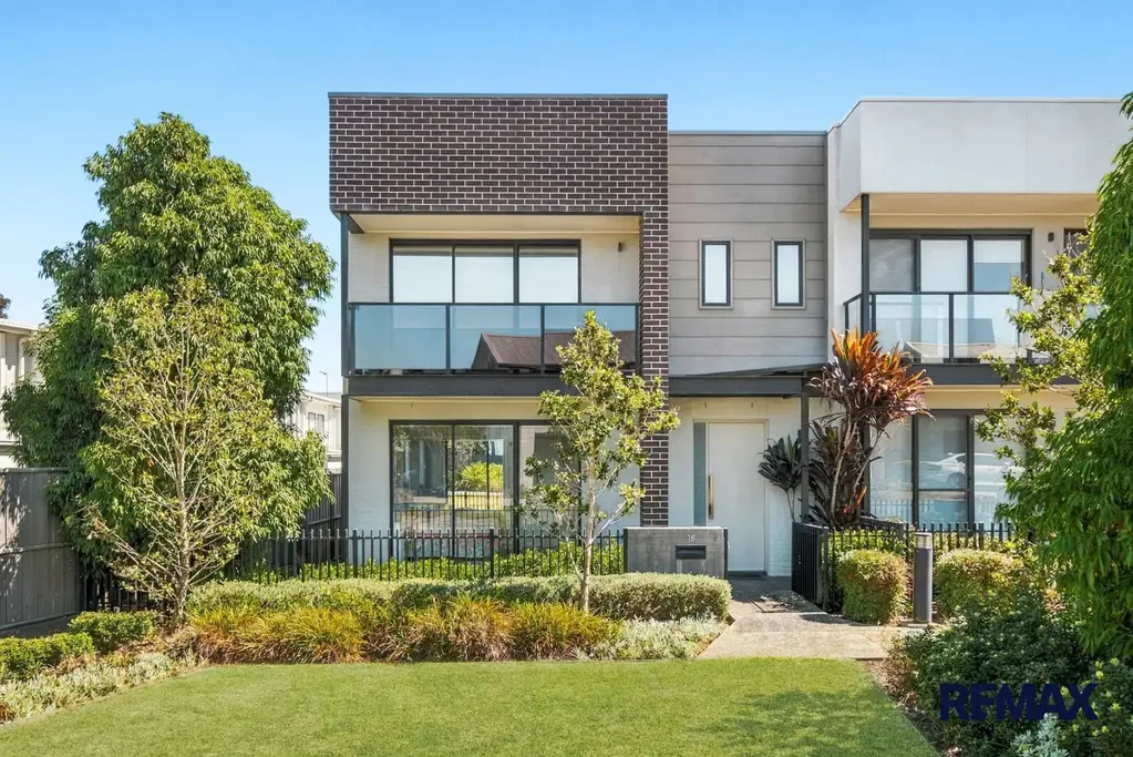 Blacktown 5 Bedroom Spacious Family Home with Separate Studio & Three Car Accommodation