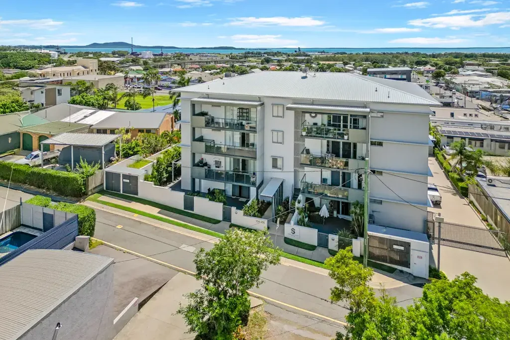 Gladstone Central 2房  Quality 2 Bedroom Apartment with Spectacular 180° Ocean Views