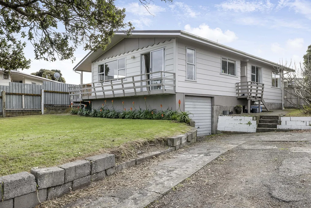 Otaki Beach 3침실 Affordable Coastal Living
