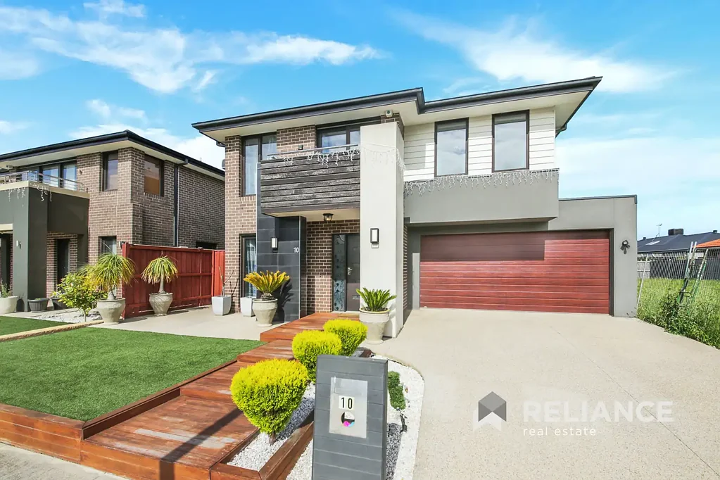 Stunning Henley Built Home in Upper Point Cook