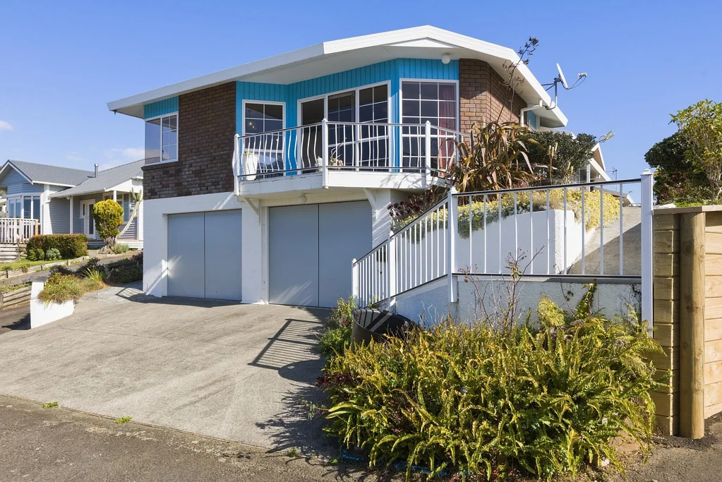 Blagdon 3房  Panoramic Ocean Views and Sun-Soaked Living