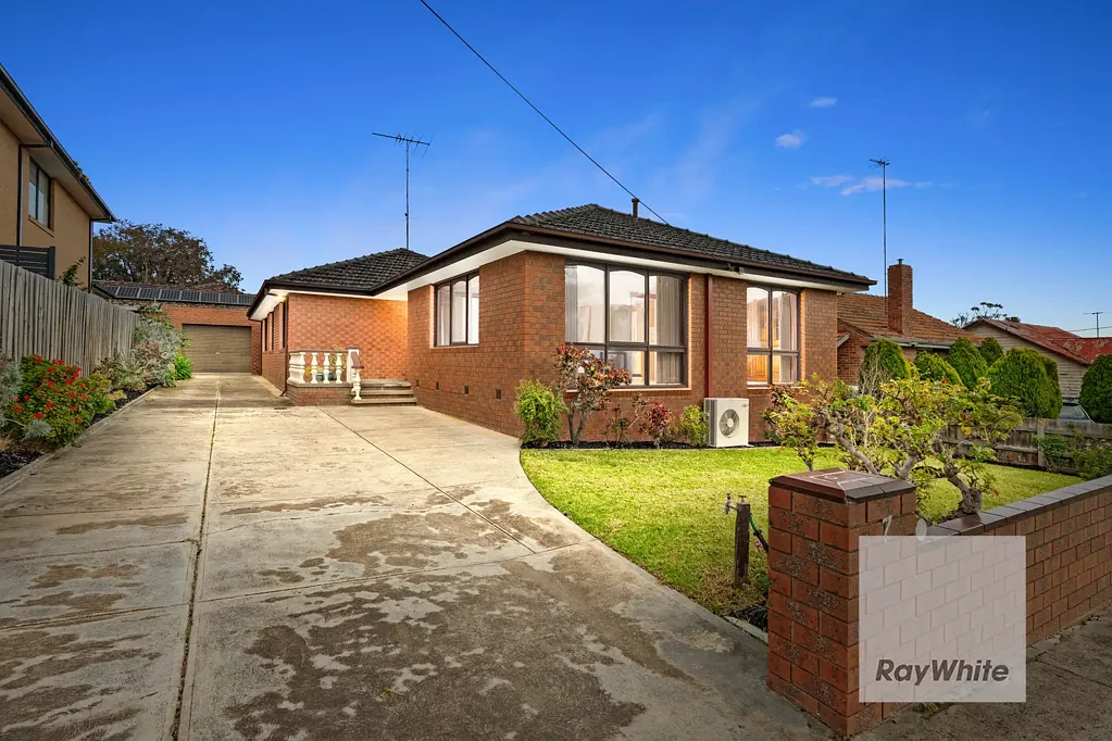 Preston 4房 宽敞四卧  主卧带套  大型后院  优越地段  即刻入住  发展潜力 Much Loved Family Home