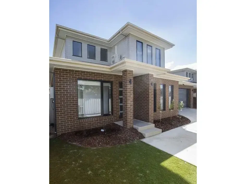 FULLY FURNISHED HOUSE - AVAILABLE FEBRUARY 2026