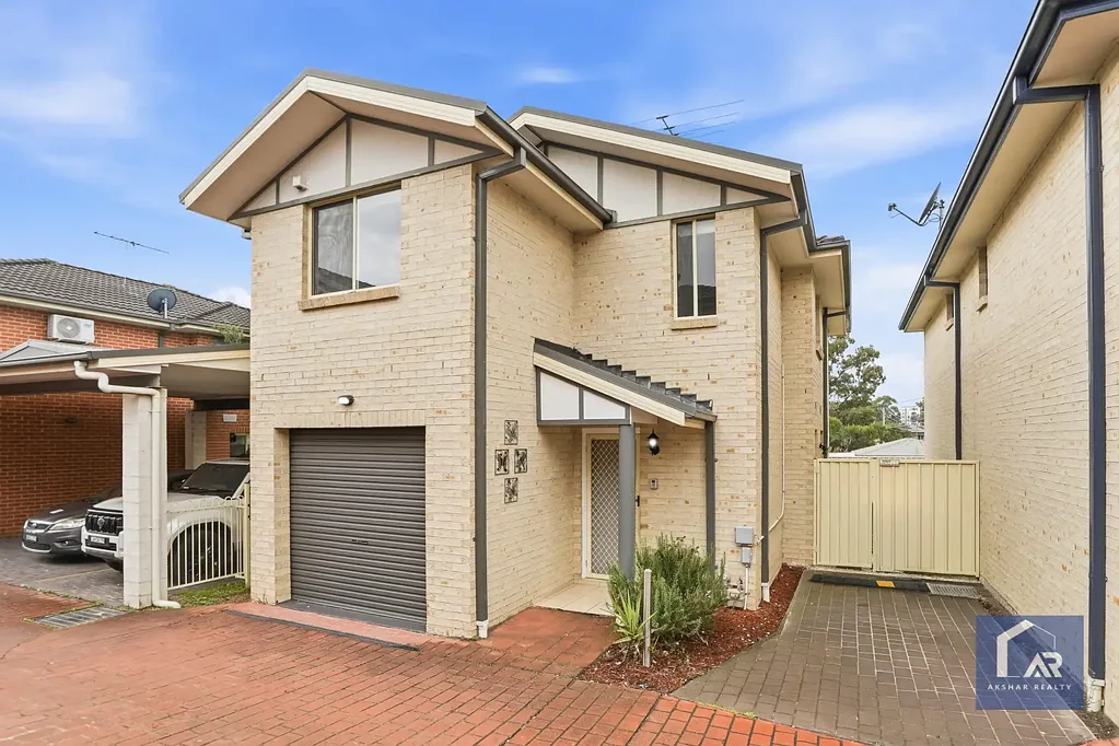Blacktown 4房 黄金地段联排别墅 开放式起居用餐 四房带步入式衣帽间 全厨备燃气灶 滑动门通后院 太阳能已安装 邻近学校交通 Modern Convenience in a Prime Blacktown Location