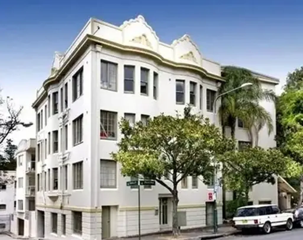 Stunning fully furnished Art Deco studio & in a great location.