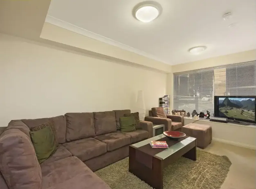 Executive CBD Apartment with Concierge in Prestigious Bridgeport Building