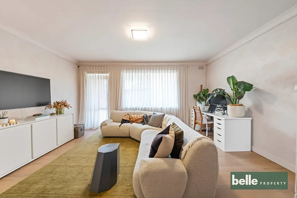 Stylish Top-Floor Apartment Offering Lifestyle & Convenience