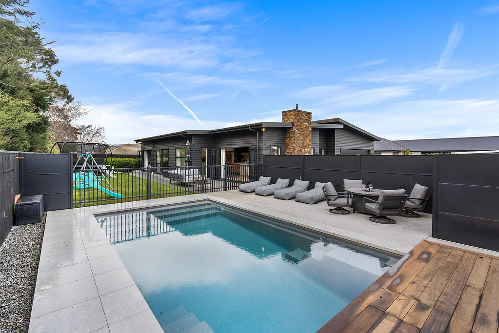 Lincoln 3 Slaapkamer Modern Luxury with Space, Style & Pool