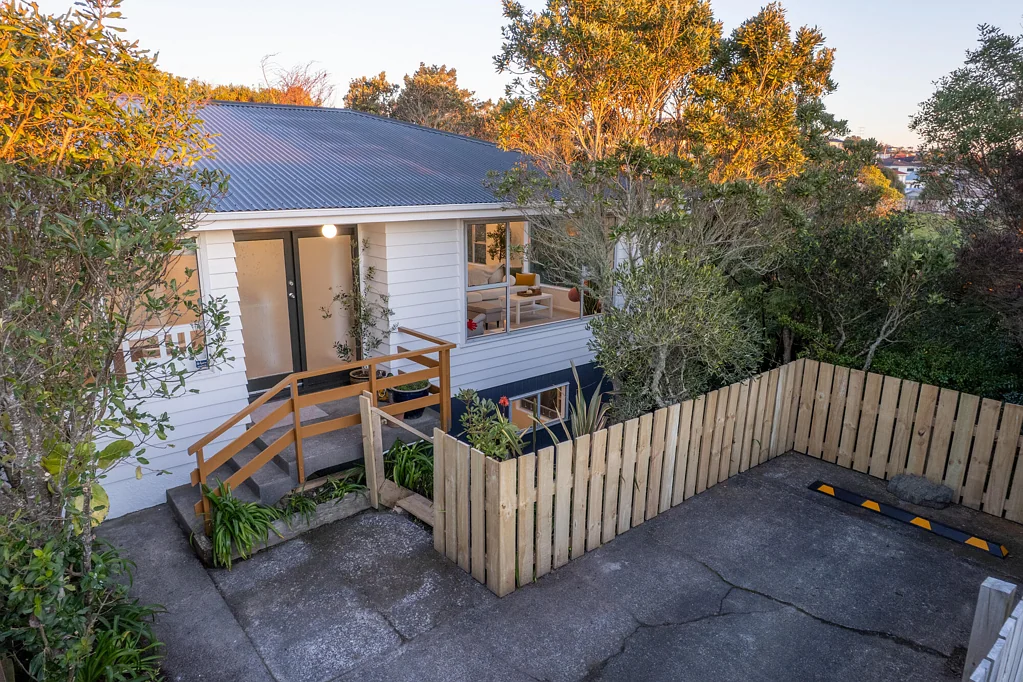 Newlands 3房  Renovated, sunny and ready to live in