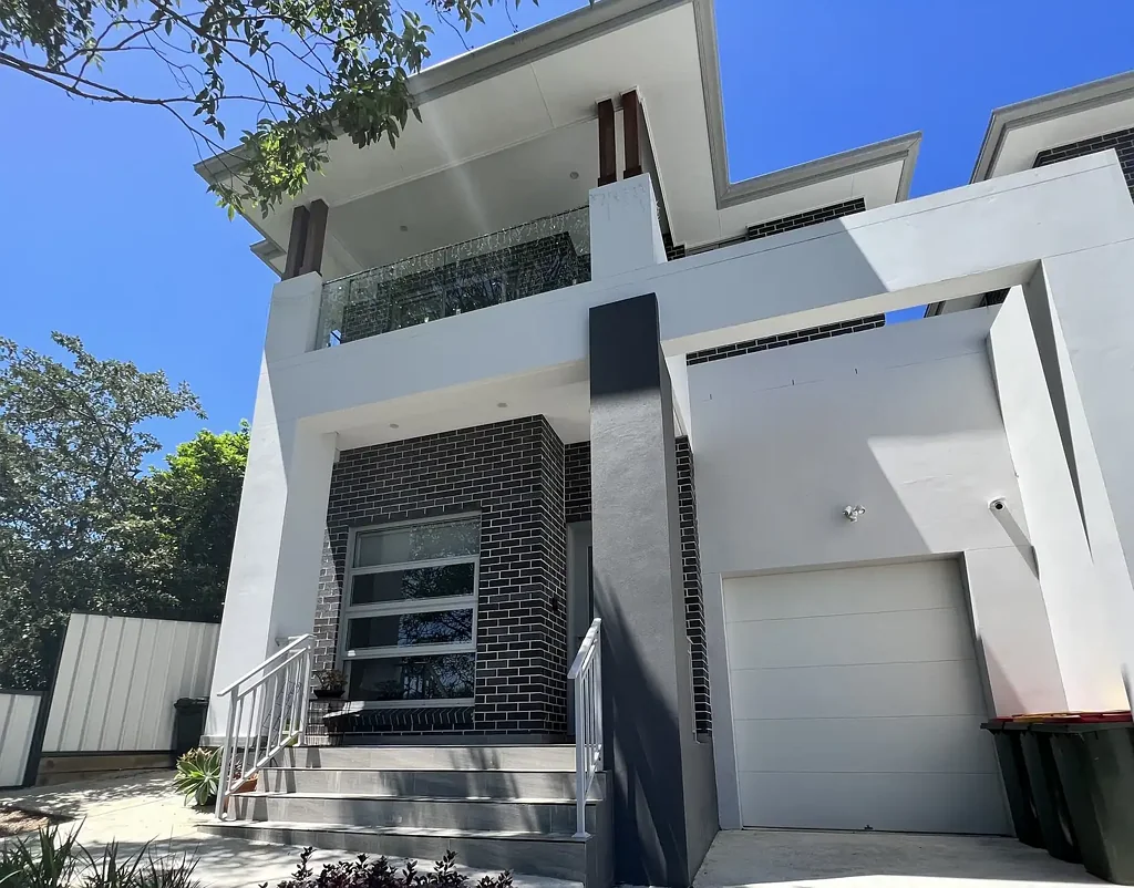 ABSOLUTELY LUXURIOUS 5 BEDROOM LIKE NEW DUPLEX
