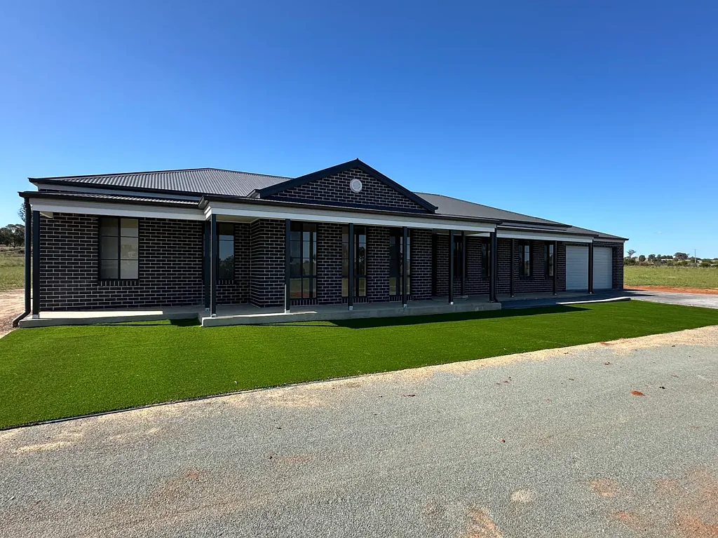 Parkes 4 Bedroom HOME ON ACREAGE MINUTES FROM TOWN