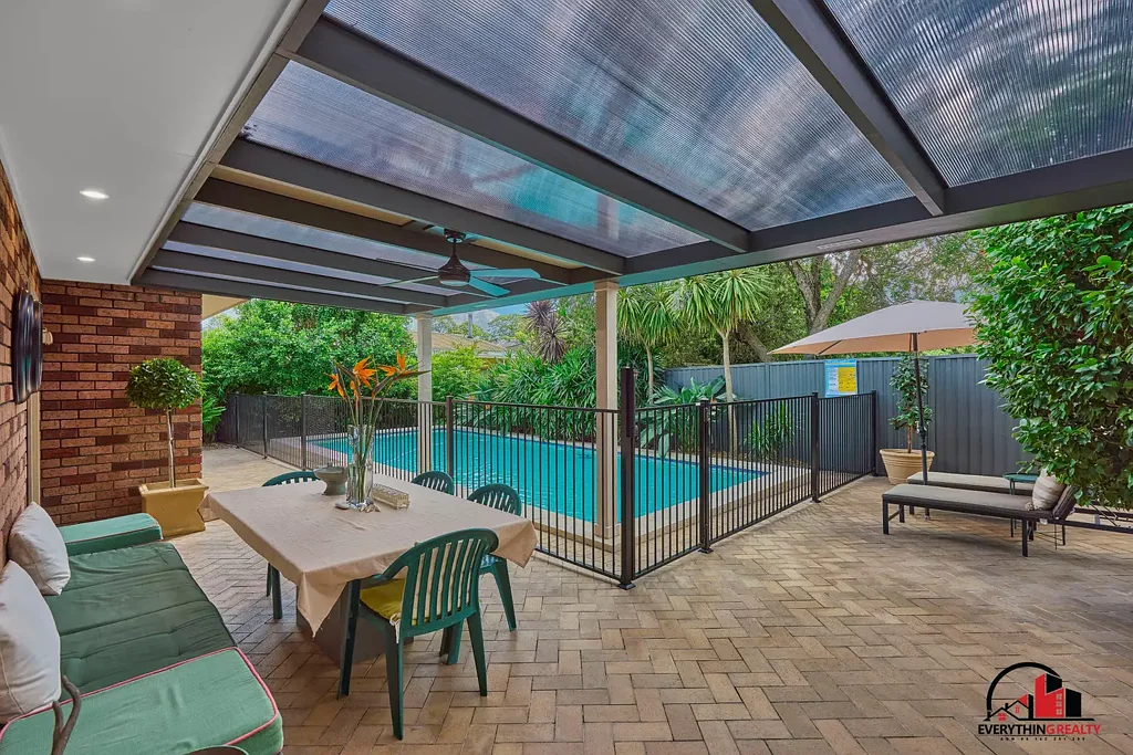 Old Toongabbie 5ਬੈੱਡਰੂਮ This spacious Home-Poolside Entertaining- downstairs In-Law accommodation 556SQM
