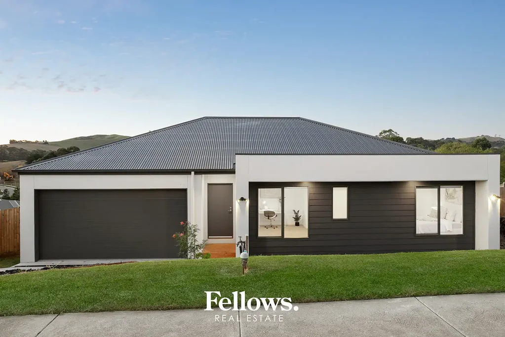 Korumburra 4 Bedroom Built with picture perfect views in mind.