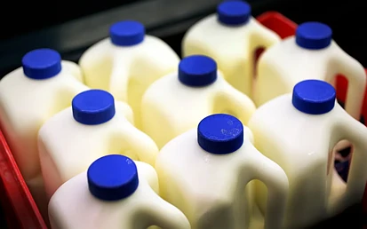 全球供应过剩 ，恒天然再次下调奶价预测，乳业市场寒意渐浓！