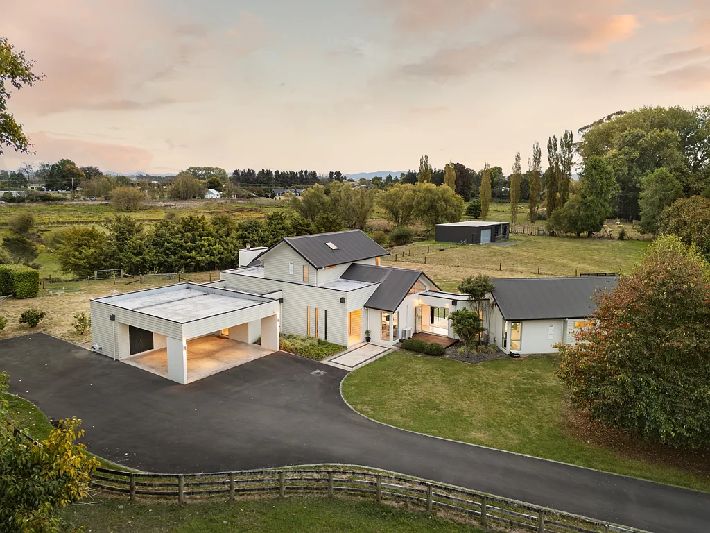 Puketaha  Rural elegance with the Pool and Shedding to suit!