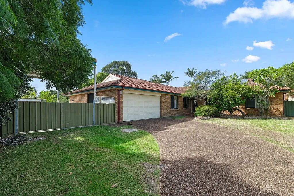 Raymond Terrace 4Zimmer SPACIOUS FAMILY LIVING WITH POOLSIDE ENTERTAINING ON 977 SQM BACKING RESERVE