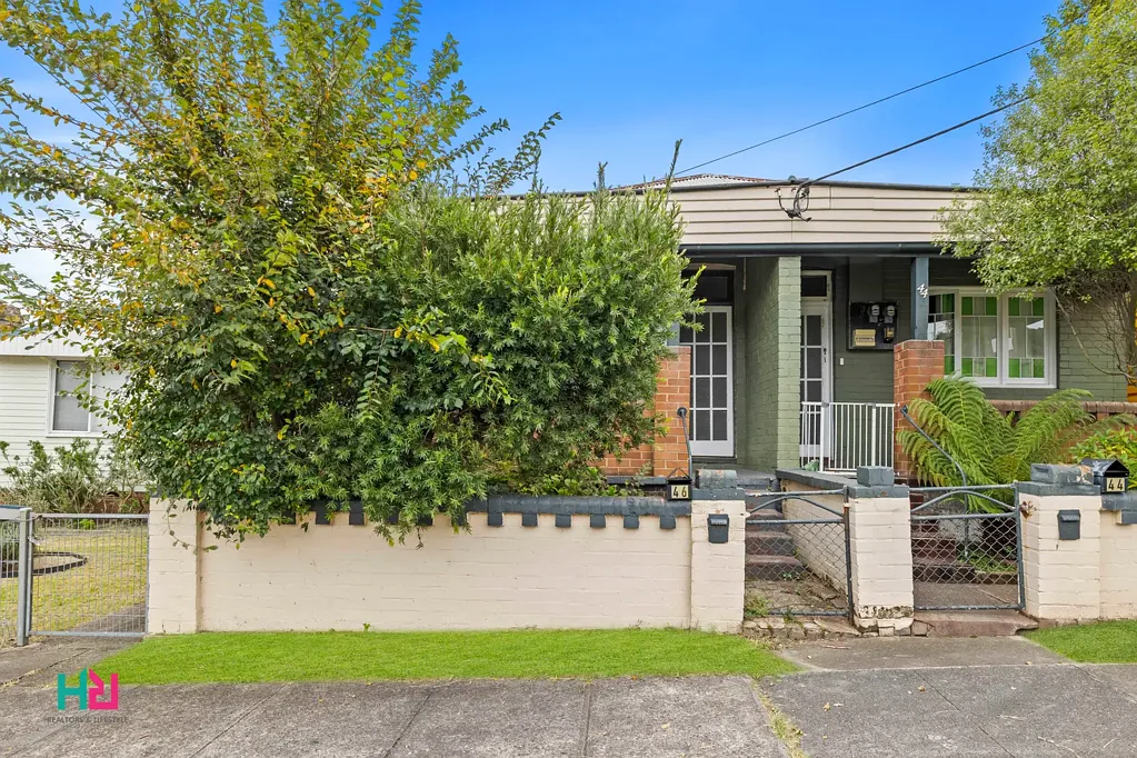 Lithgow 4房  Two Double‑Brick Semis on One Title With DA Approval to Strata — Secure Dual Income in Central Lithgow