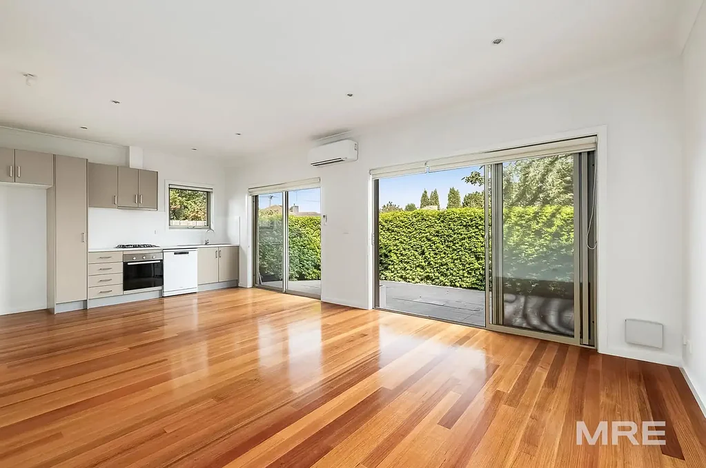 Spotless modren unit with great courtyard