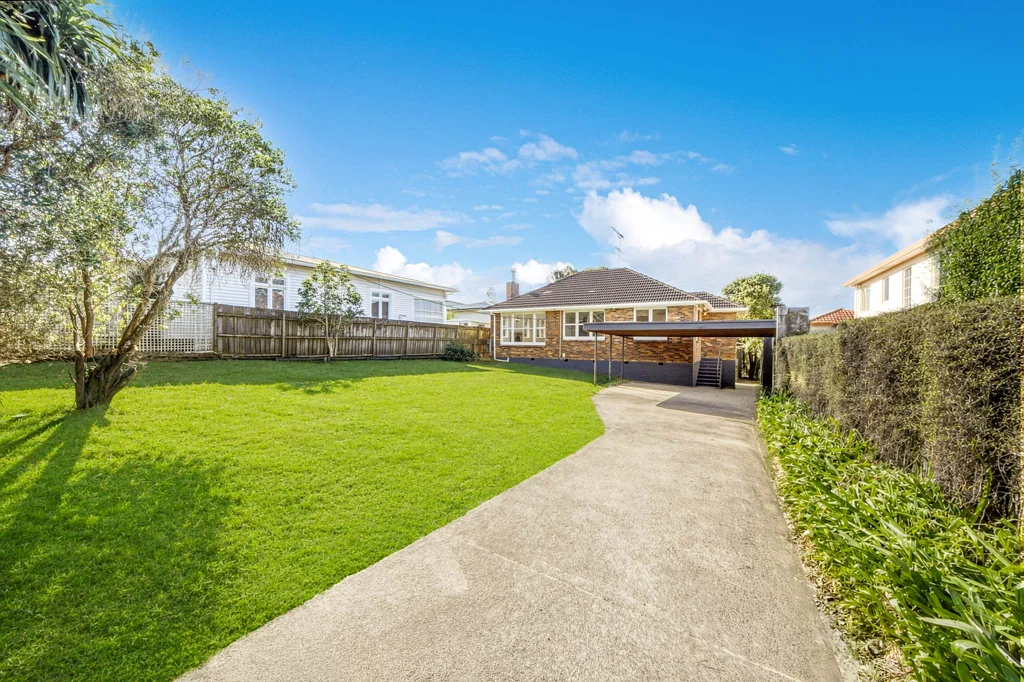 Glenfield 3 Slaapkamer Renovated Brick & Tile in Double Westlake Zone