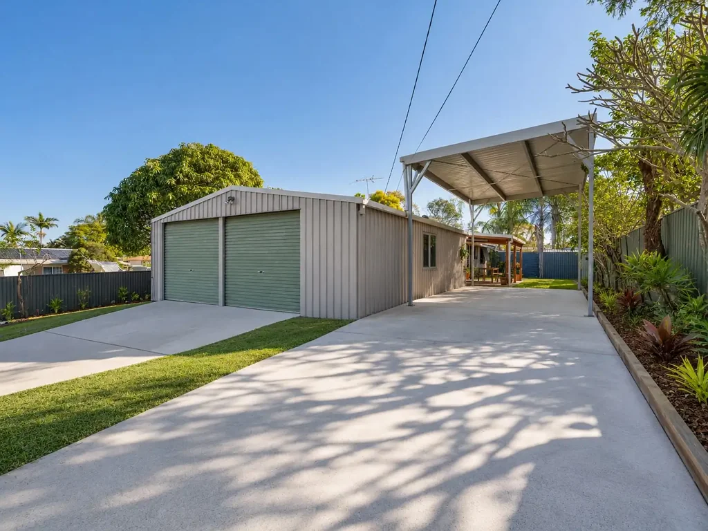 Crestmead 4房 全面翻新 四卧双向浴 开放式厨餐 转角地块 大型车库储藏 高车棚停泊 Renovated 4 Bedroom Home With Huge Garage/Shed And High Caravan Carport