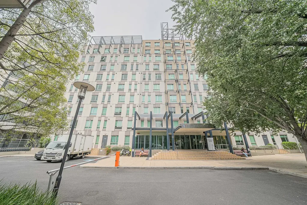 Fully furnished - 2 bedrooms apartment with new mattresses. Gas is included in the rent.