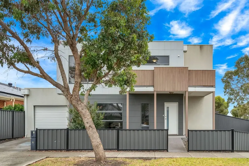 Live with Luxury and Convenience, walking distance to Aitken Hill Primary School!!