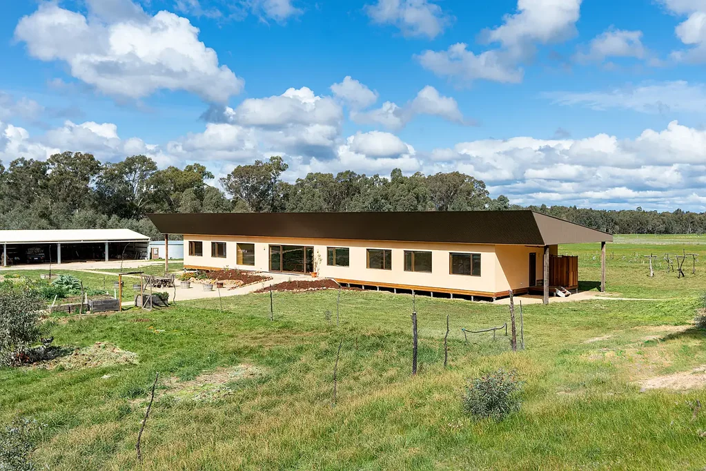 Muckleford 8Kwarto Architectural Sustainability Meets Lifestyle Versatility