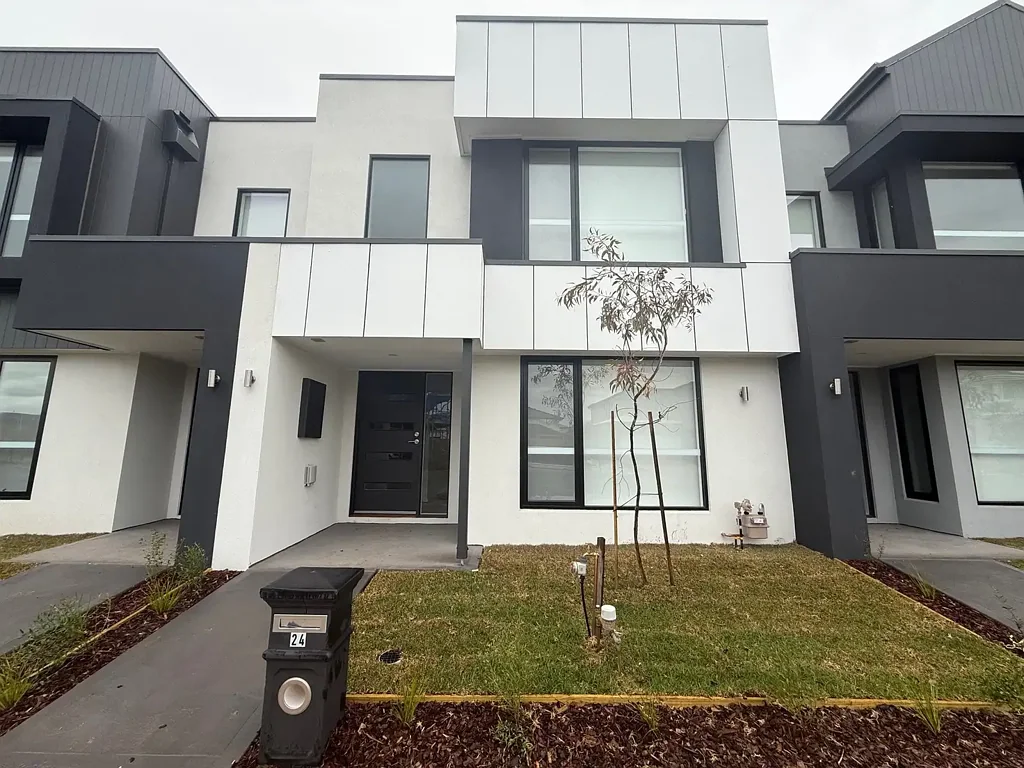 Brand New Stunning Townhouse in Prime Point Cook Location!