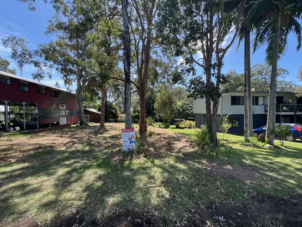 Macleay Island Large block in a quiet street