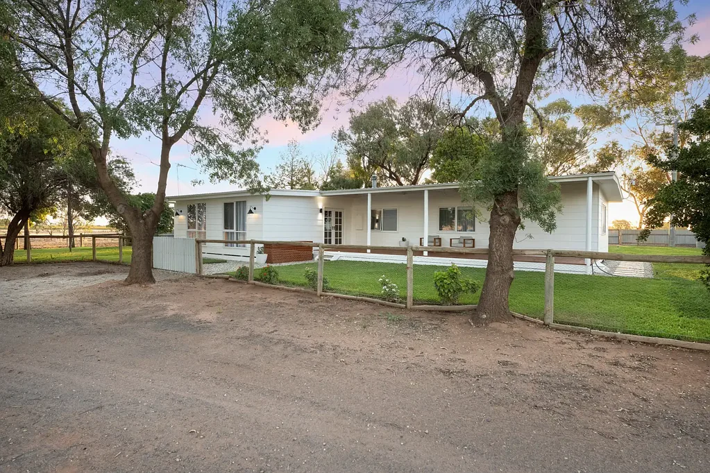 Beverford  Renovated Country Retreat on 46 Hectares - Space, Comfort & Rural Charm