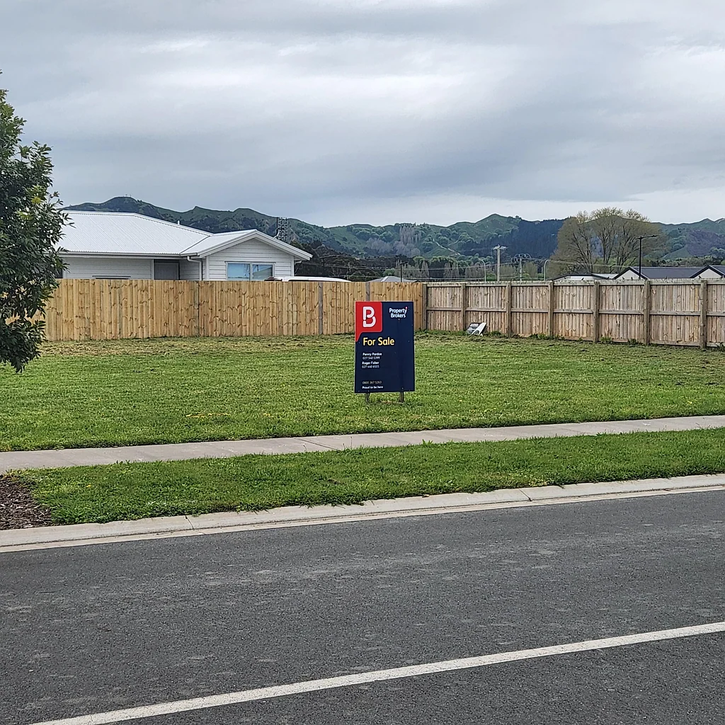 Hexton  Fully fenced, ready to BUILD