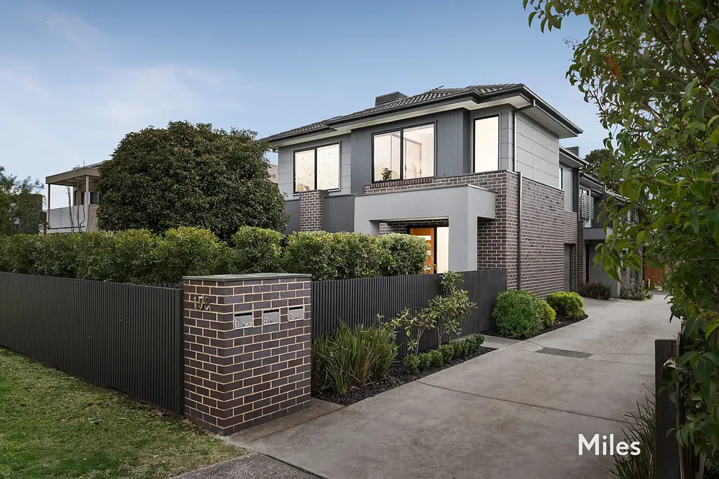 Heidelberg Heights 3房 Address 3卧2.5卫 高端奢居 大尺寸双车库 私密庭院 自然采光充沛 管道供暖 周边设施齐全 交通便捷 Refined Living with Exceptional Outdoor Appeal