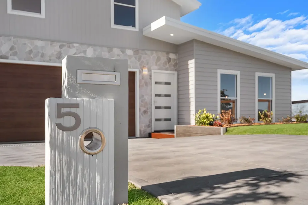 Kurrajong 4 Bedroom Architectural Elegance in the Heart of Kurrajong Village