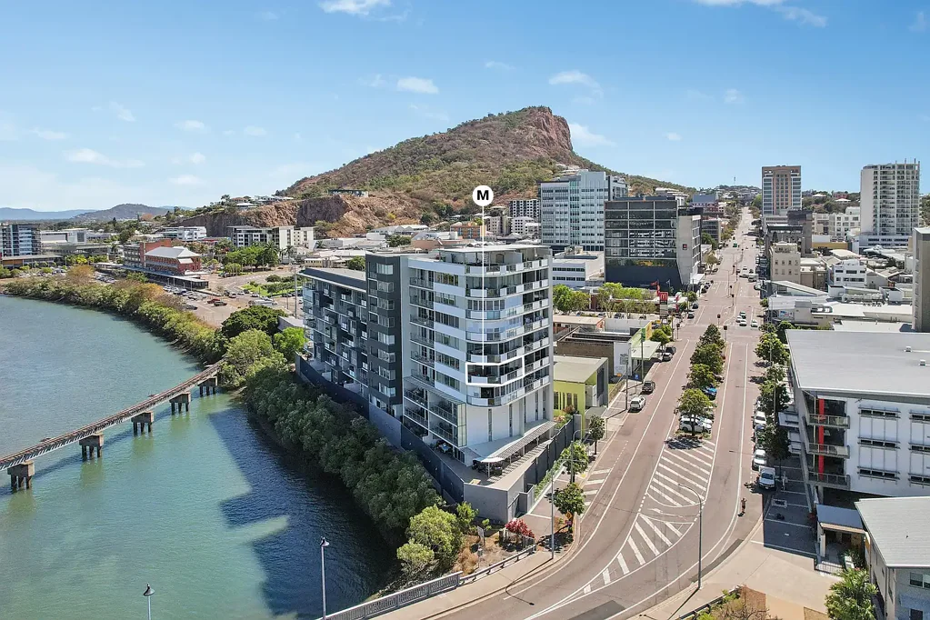Townsville City 3બેડરૂમ Executive apartment with waterfront outlook