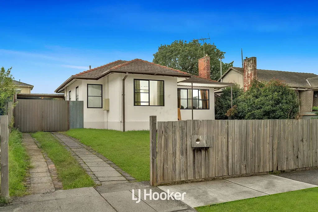 Doveton 3房 宽敞585sqm地块 强大开发潜力 多单元重建选项 现有住宅实用 多个生活区域 开阔后院灵活 理想投资开发选择 Unlock the Potential - A Rare Development Opportunity with Endless Possibilities