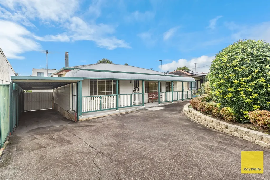Seven Hills 3Zimmer Family Comfort, Exceptional Garaging & Future Potential in the Metella Road Public School Catchment