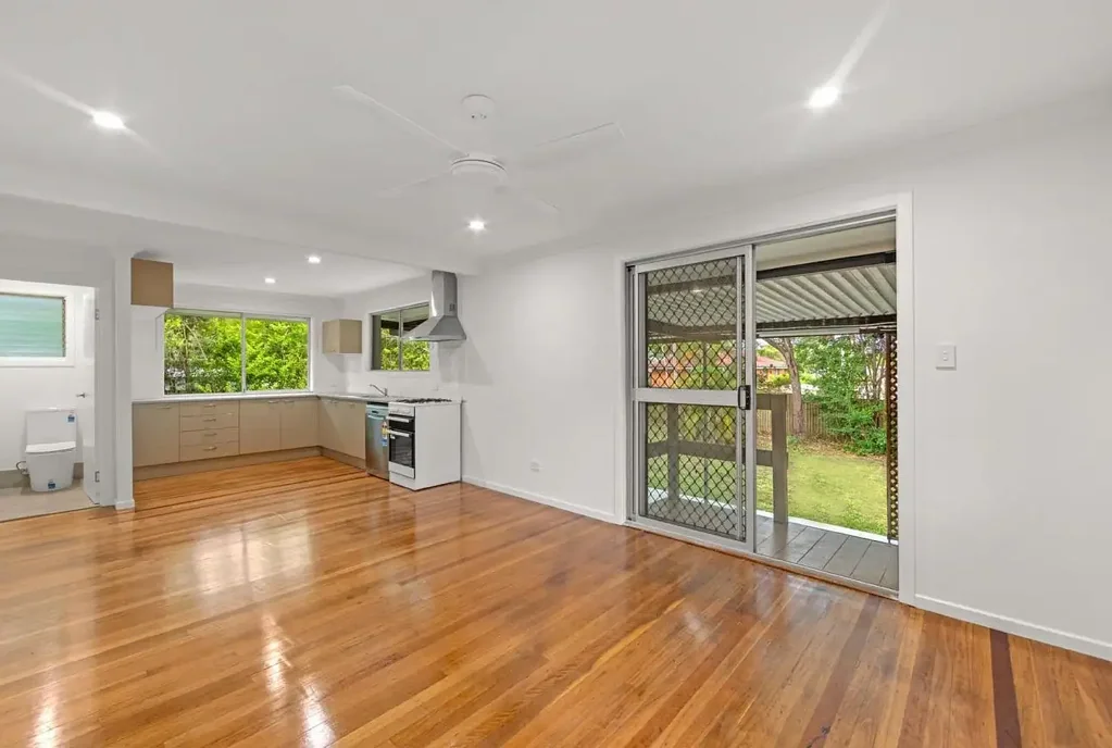 SPACIOUS FAMILY LIVING - RENOVATED - AIRCON