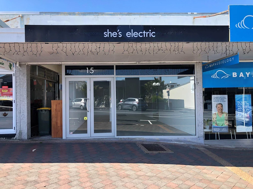 Birkenhead TIDY RETAIL SPACE ON MAIN ROAD